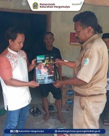 PENYERAHAN AKTA KEMATIAN ALMARHUMAH IBU NGADIYEM (NGASINAN, RT 003/004)